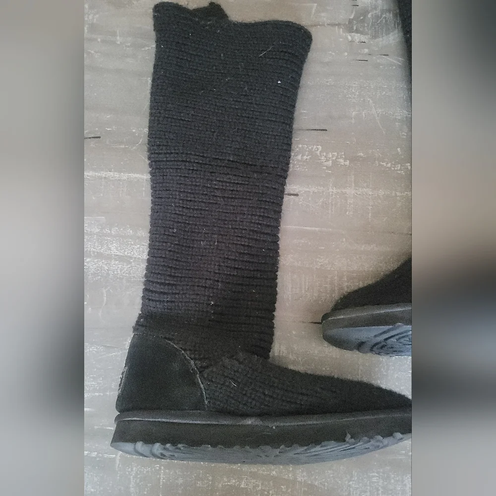 UGG Womens Classic Cardy Wool Knit Mid-calf Botton Boots, Black, size 8